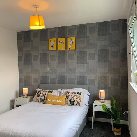 Modern 2 Bedroom Flat With Free Parking In Cambuslang, Глазгоу Екстериор снимка